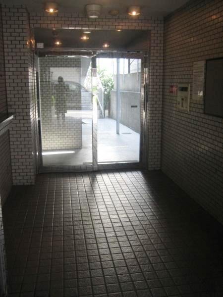 エントランス　落ち着いたエントランスです