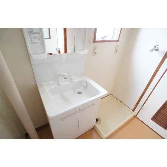 洗面設備　シャンプードレッサー、室内洗濯機置き場あり