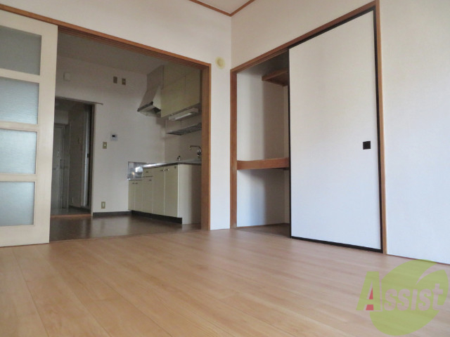 居室・リビング　扉が引き戸なので開放感があるお部屋ですね。