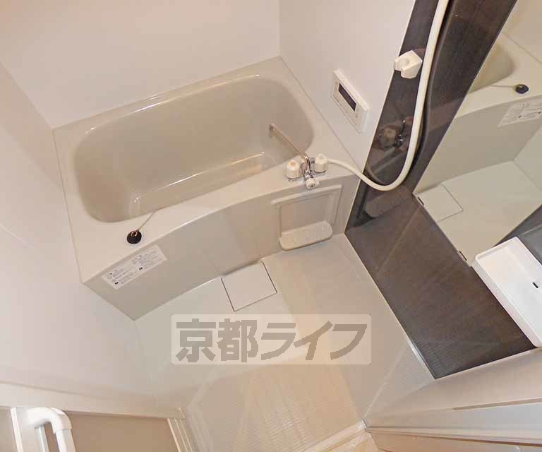 バス・シャワールーム　清潔感のあるバスルーム。