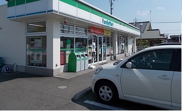 コンビニ　ファミリーマートさん（コンビニ）まで300m