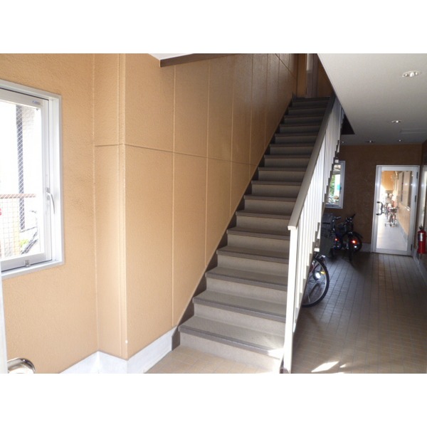 ロビー　中階段で雨でも安心