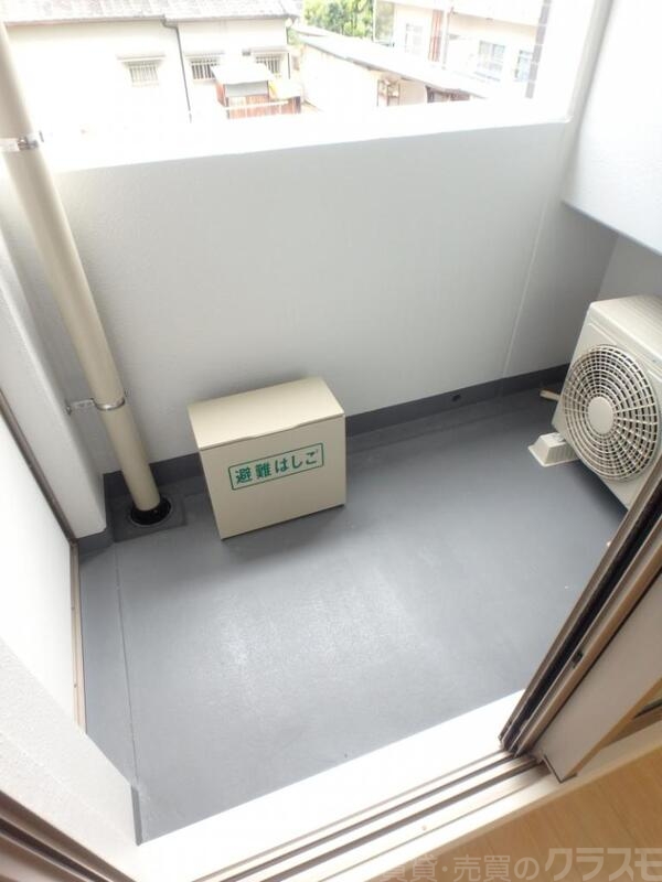 バルコニー　南向きの明るいバルコニーです