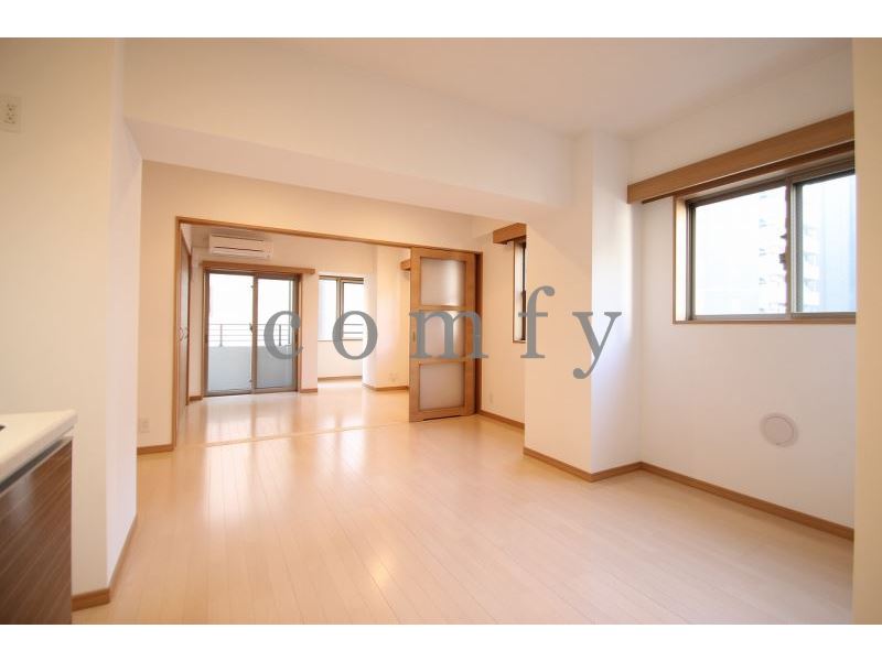 居室・リビング　２面採光で風通しの良いお部屋です