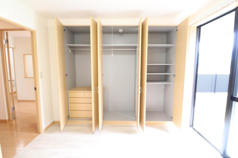 収納　仕切り棚や引き出し付きの収納