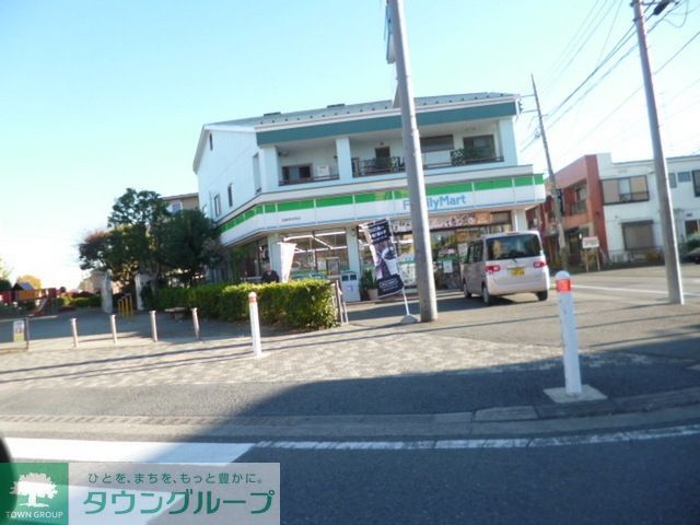 コンビニ　ファミリーマート（コンビニ）まで740m