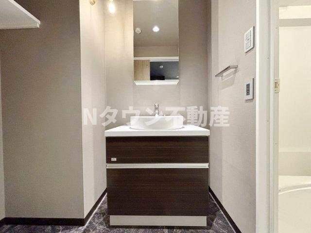 洗面設備　朝の支度にも助かる、独立の洗髪洗面化粧台