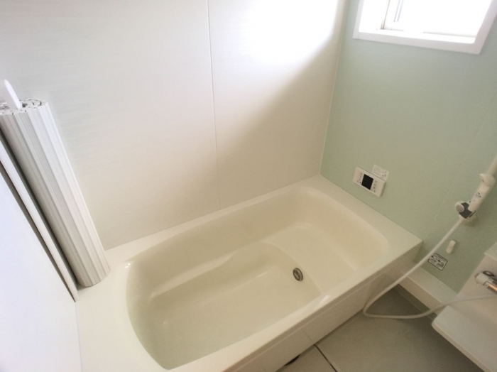 バス・シャワールーム　１坪タイプのお風呂で足をゆったり伸ばして入れますよ