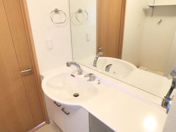 洗面設備　鏡の大きいカウンタータイプの洗髪洗面化粧台