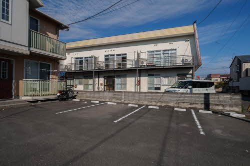 建物外観　駐車場