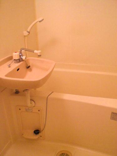 バス・シャワールーム　浴室乾燥機付のバスなのでお洗濯物も干せます。