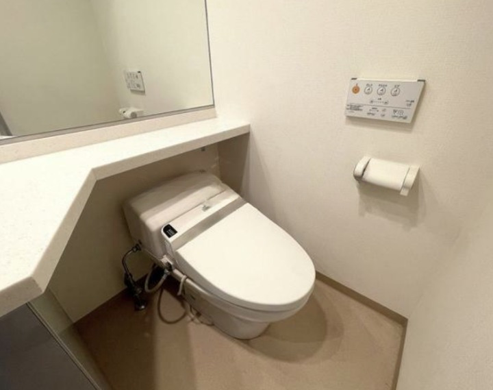 トイレ　落ち着いた色調のトイレです