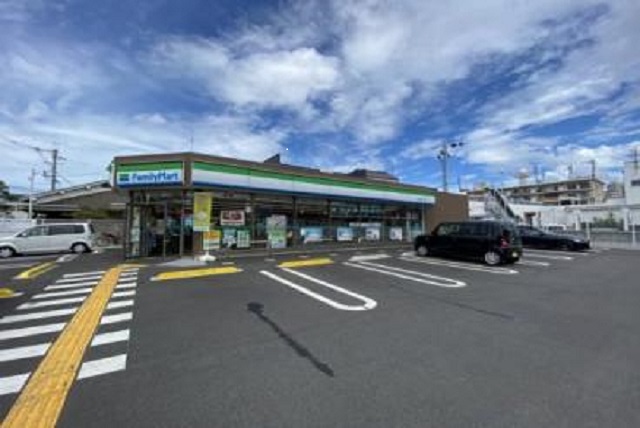 コンビニ　ファミリーマート柏原本郷三丁目店（コンビニ）まで343m