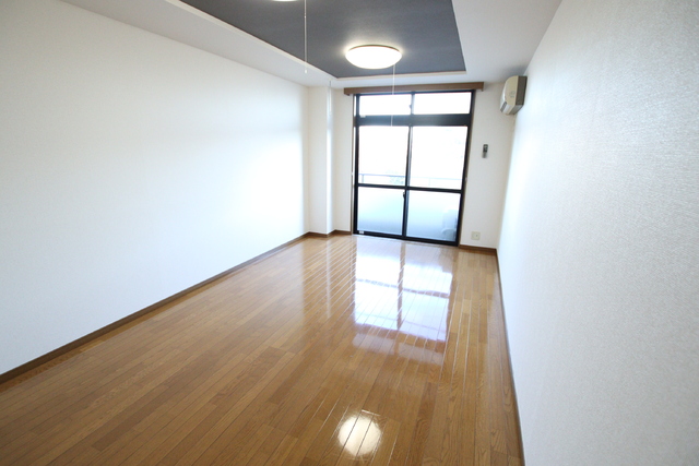 居室・リビング　※別室参考写真　　１０．７帖の広々した洋室です！！