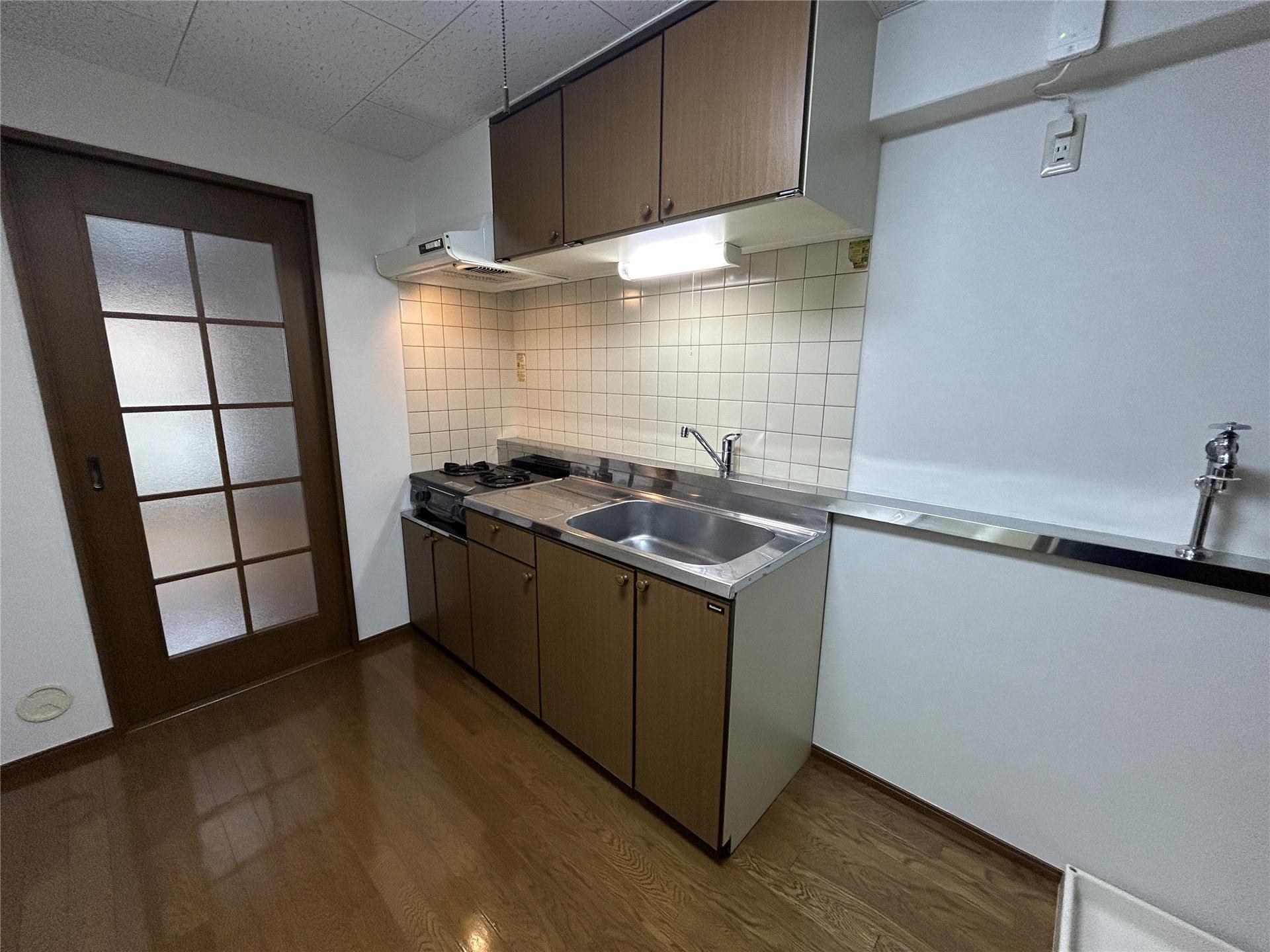 キッチン　広々シンクで料理が捗るキッチンです(別部屋参考写真)