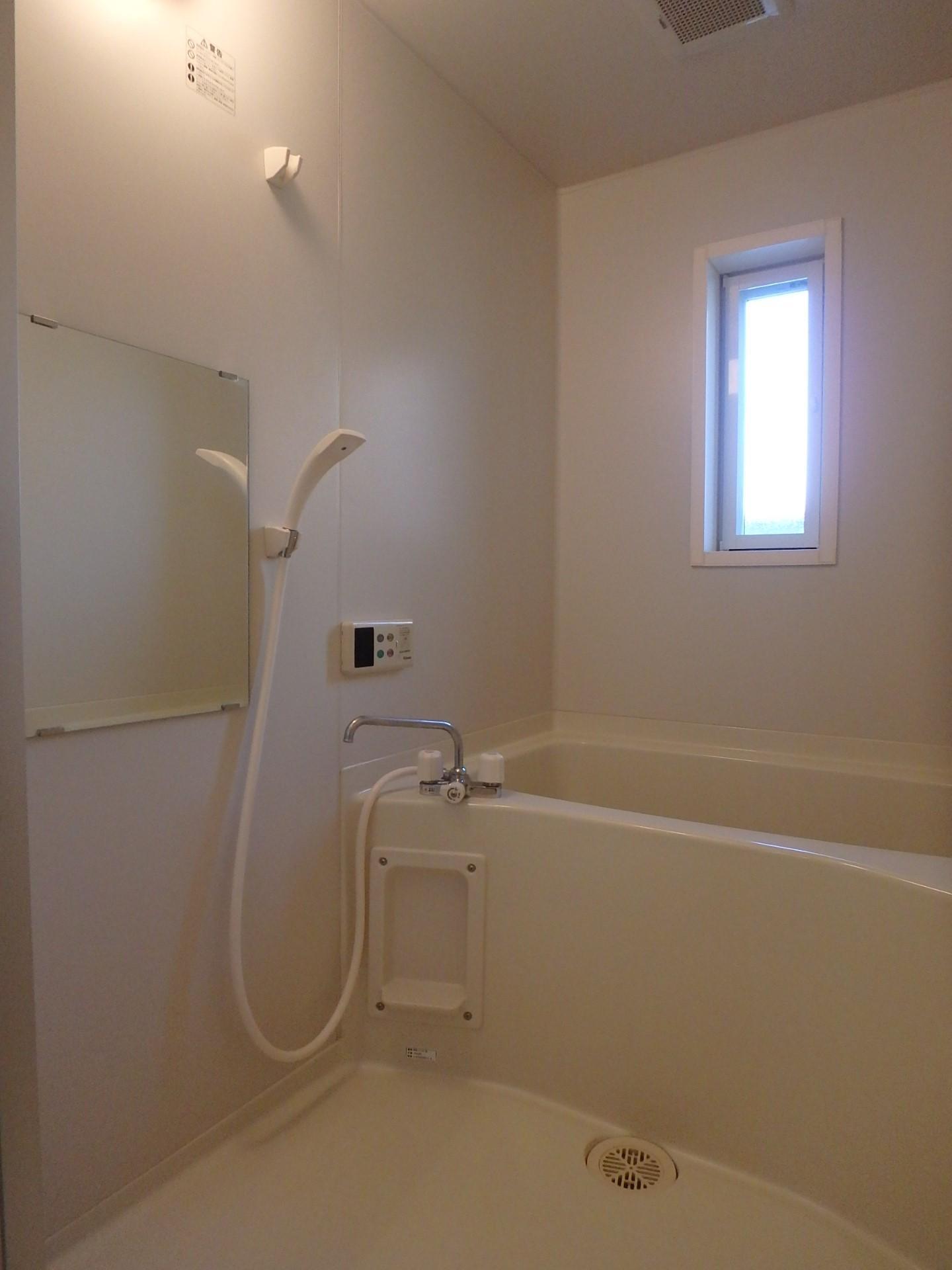 バス・シャワールーム　窓もあって風通しも良い