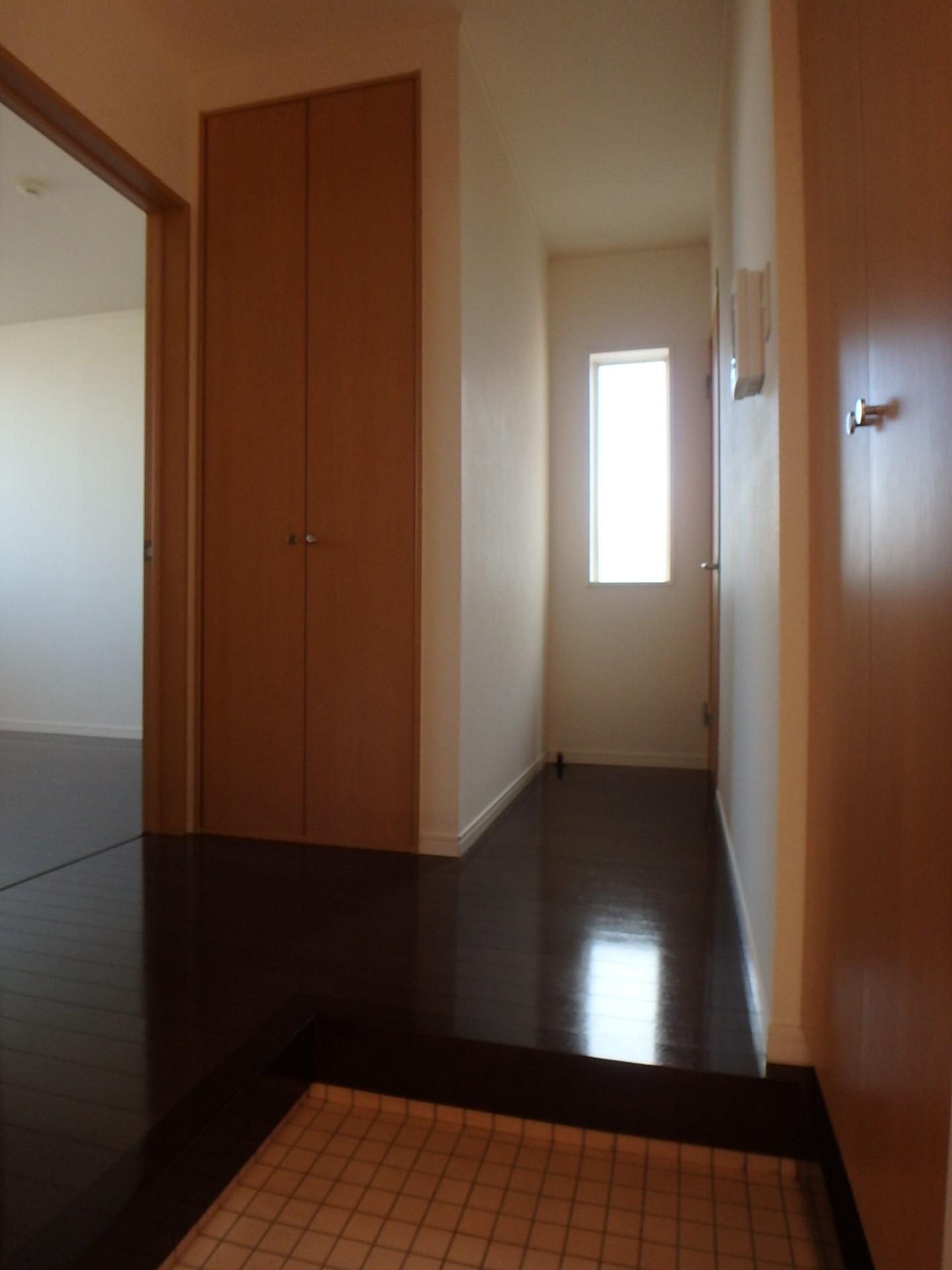 玄関　広々玄関。大型の駄箱や物入があります。