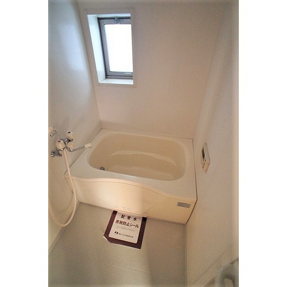 バス・シャワールーム　冬でもあったか追い炊き給湯／換気窓付