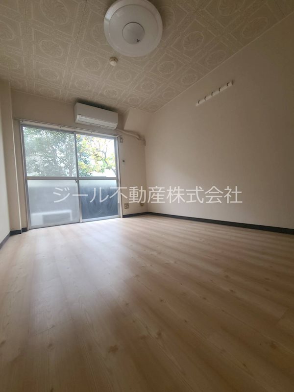 居室・リビング　フローリングの洋室です