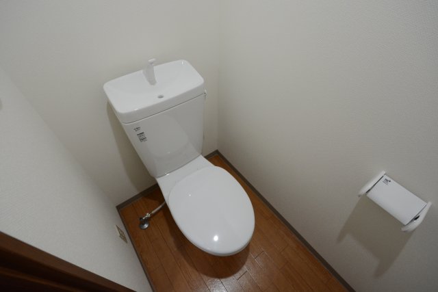 トイレ　シンプルなバストイレセパレートタイプのトイレです！