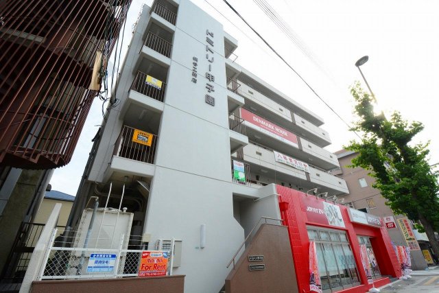 建物外観　１階に店舗あり！