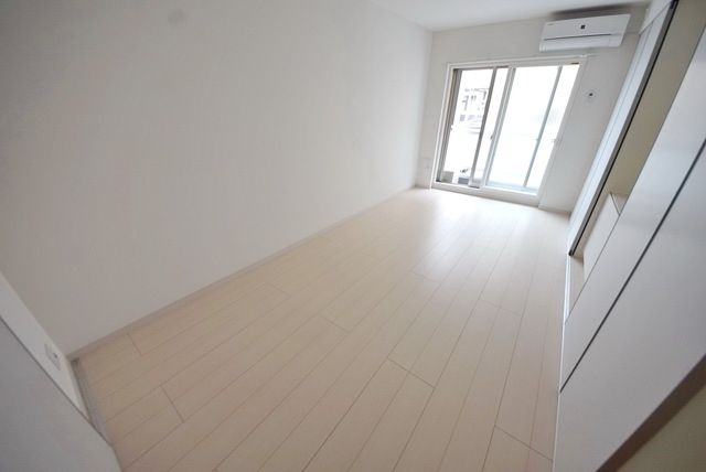 居室・リビング　★8.3帖の洋室です★