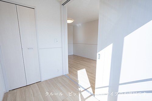 収納　明るい色調の室内です