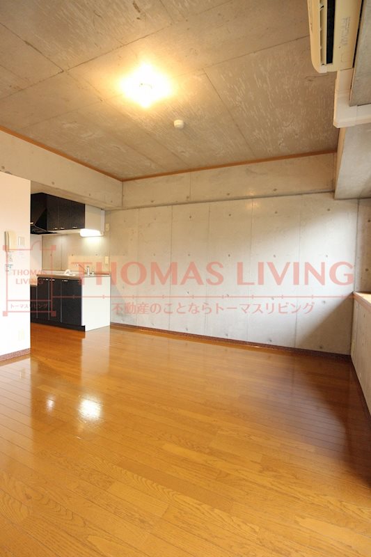 居室・リビング　コンクリート打ちっ放しのオシャレな室内。