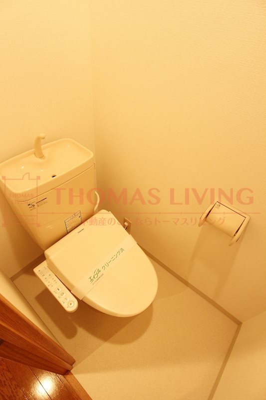 トイレ　温水洗浄便座・棚付きのトイレ。