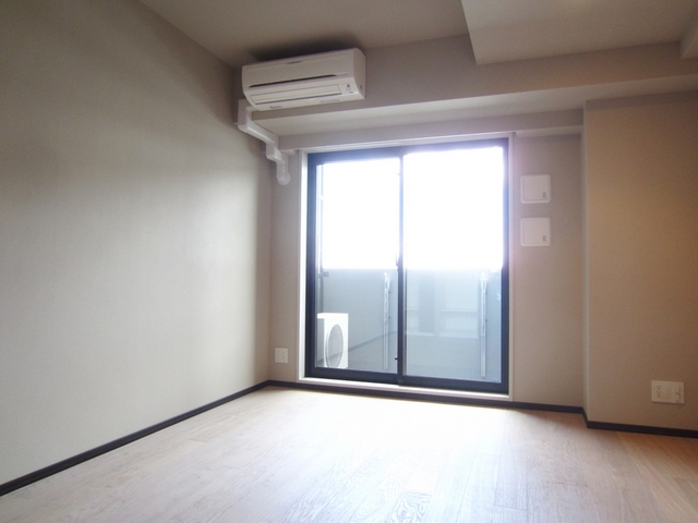 居室・リビング　エアコン完備！窓も大きく明るいですよ！