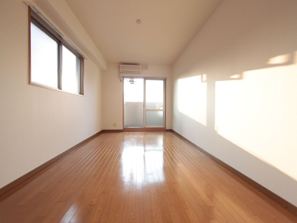 バルコニー　洋室9.8帖　エアコン完備　2面採光　バルコニー