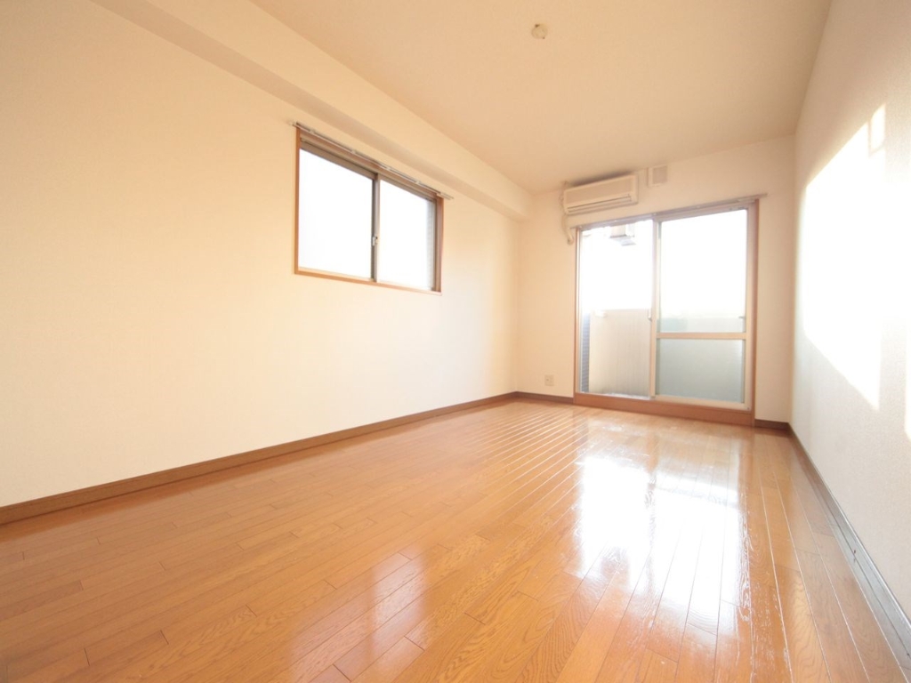 居室・リビング　洋室9.8帖　エアコン完備　2面採光　バルコニー