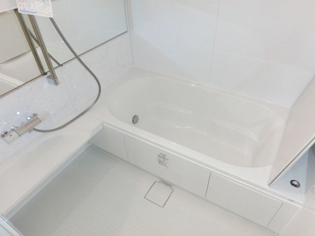 バス・シャワールーム　広々バスでリラックス。