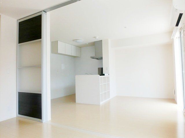 その他部屋・スペース　バルコニー側から見たリビング。