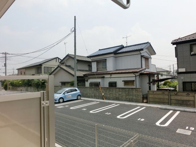 眺望　前面駐車場で日当たり良好。