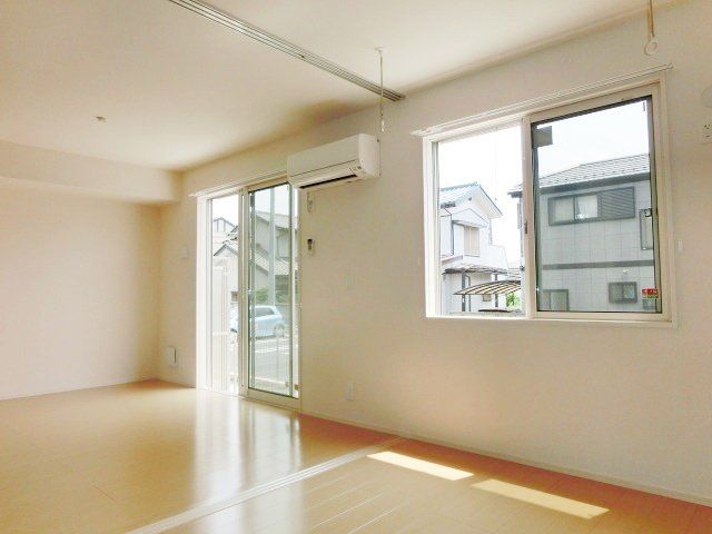 居室・リビング　広々開放的なリビングルーム。