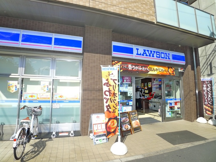 コンビニ　ローソン足立六町駅前（コンビニ）まで310m