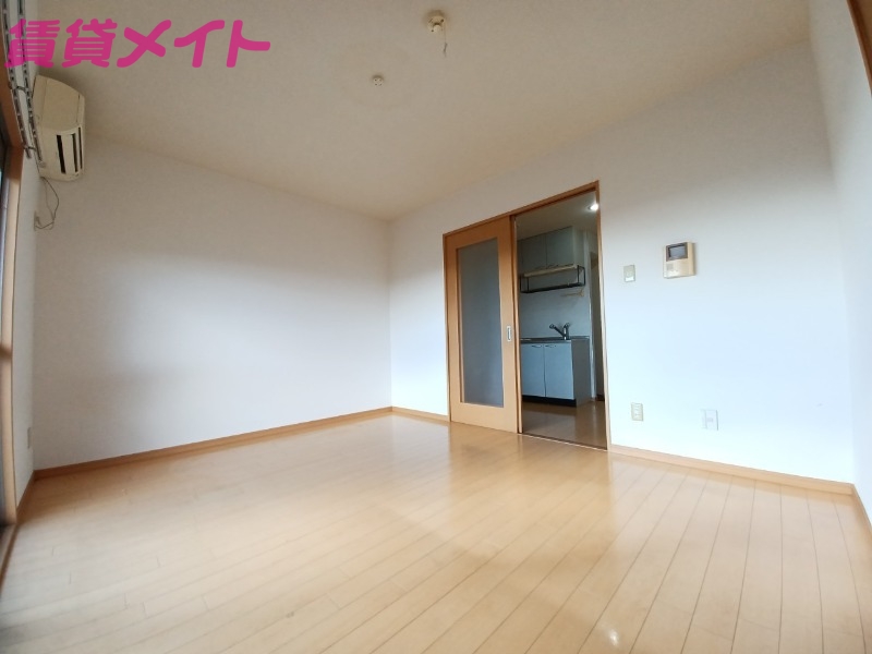 居室・リビング　同物件別室画像