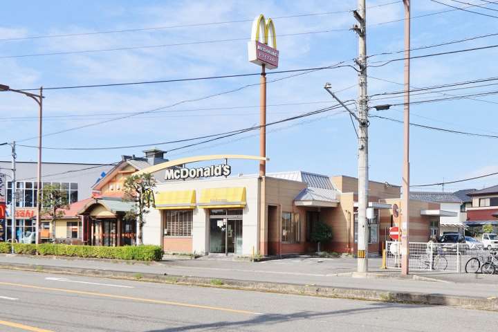 飲食店　マクドナルド矢三店（飲食店）まで558m