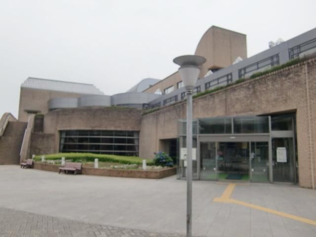 図書館　中央図書館（図書館）まで900m