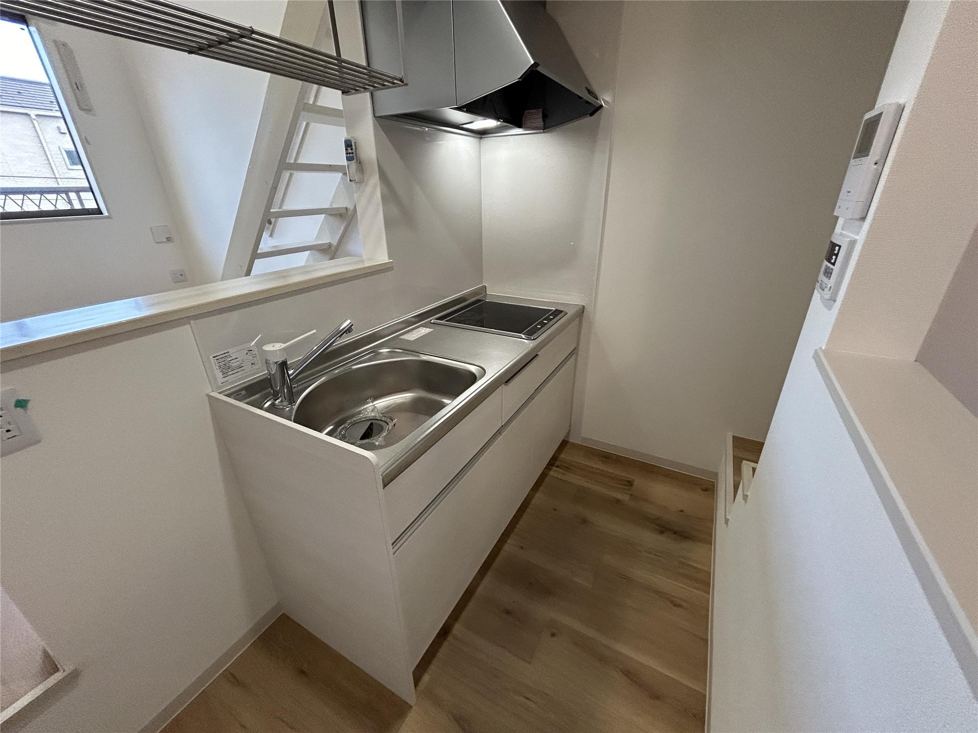 キッチン　吊り棚付きのキッチンです