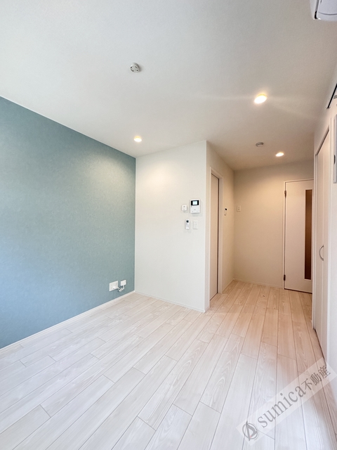 居室・リビング　アクセントクロスがお洒落に演出