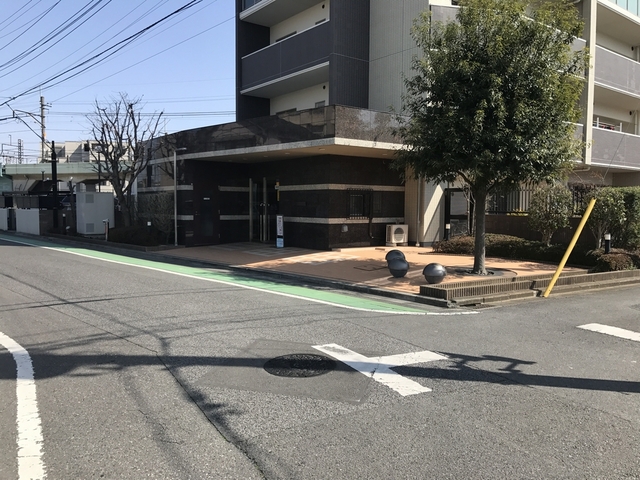 その他　エントランス前の道路