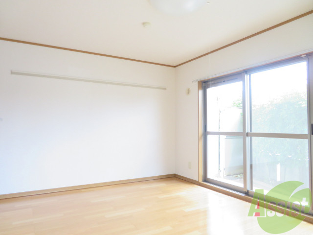 居室・リビング　１０．２帖の洋室です。広々として、きれいですね。