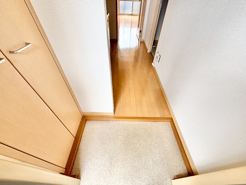 玄関　※別号室の写真となります。