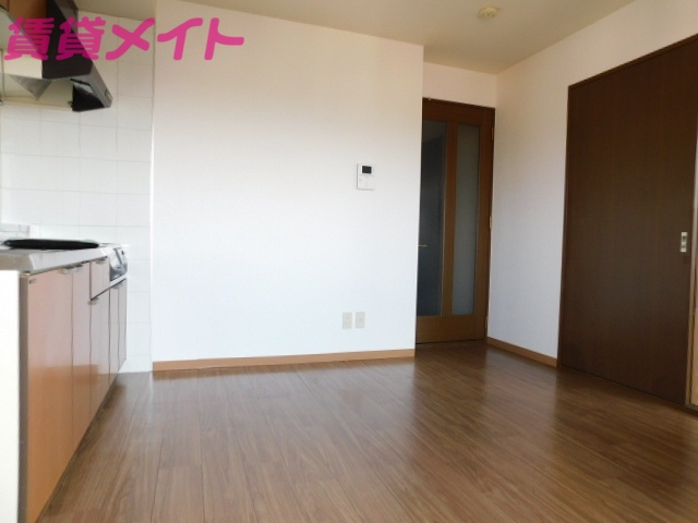 居室・リビング　同物件別室写真