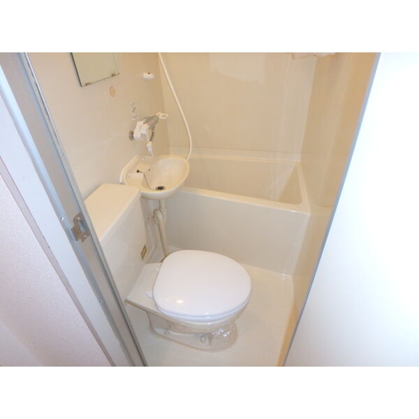 バス・シャワールーム　掲載写真は同型モデルを掲載しており実際のお部屋と仕様等が異な