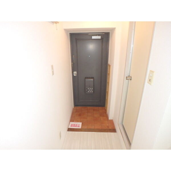 玄関　掲載写真は同型モデルを掲載しており実際のお部屋と仕様等が異な