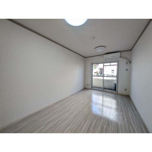 居室・リビング　掲載写真は同型モデルを掲載しており実際のお部屋と仕様等が異な