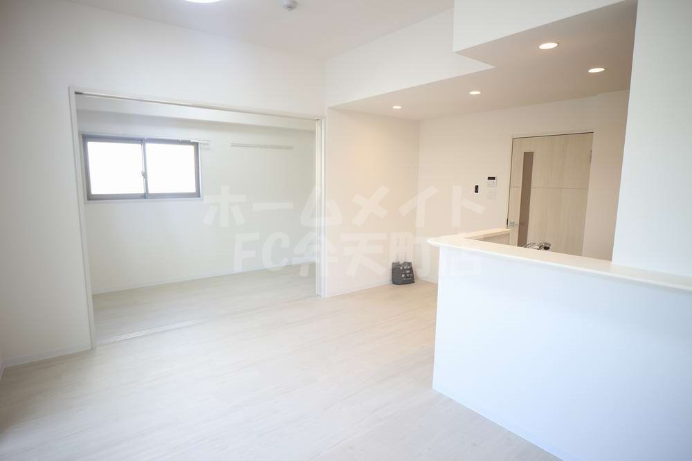 居室・リビング　こちらの居間で趣味の時間をお楽しみください